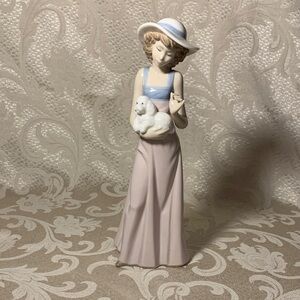 Elegant Dama Con Caniche Sculpture in Pastel Colors